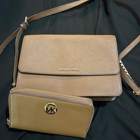 Michael Kors purse set crossbody and matching wallet - Picture 1 of 1